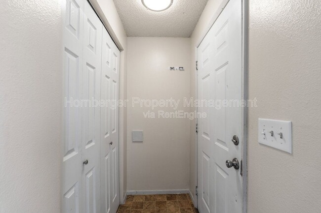 Building Photo - 911 E Bridgeport Ave