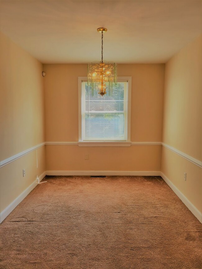Building Photo - 623 Ratcliffe Ave