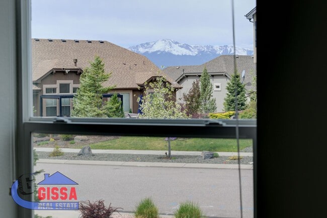 Building Photo - Beautiful home with 5 bedrooms, 4 bathroom...