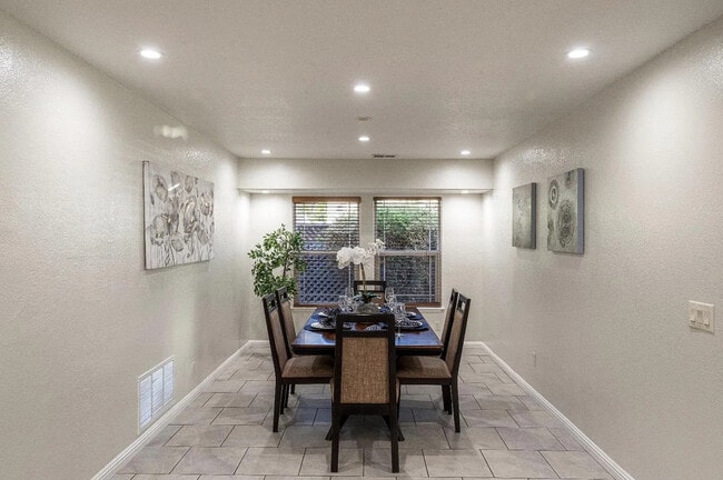 Building Photo - 1915 Washington St