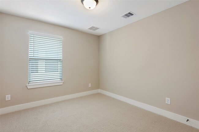 Building Photo - 2013 Woodland Pine Ct