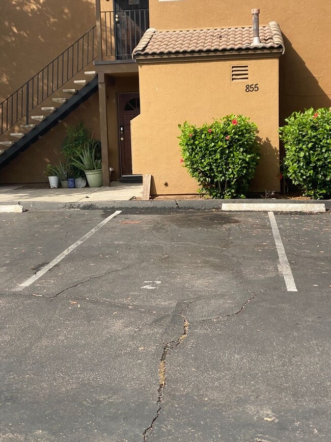 Building Photo - 2 bed 2 bath downstairs unit