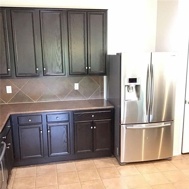 Building Photo - Extensive solar panels resulting in minimal to no electric cost. Dont Miss out!