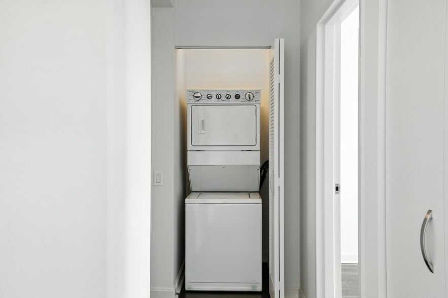 Building Photo - 151 W Wacker Dr