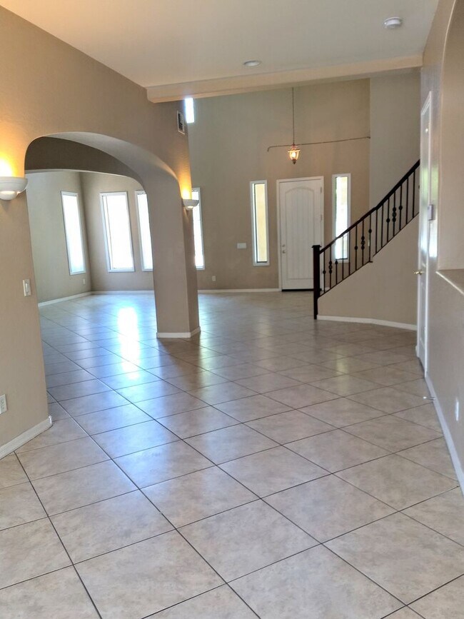 Building Photo - HUGE 5 bedroom, 3 bathroom in Glendale