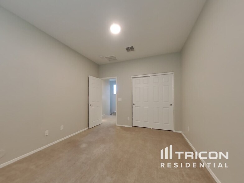 Building Photo - 14875 N 177th Ave