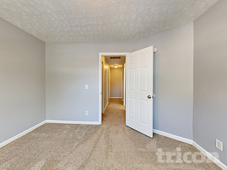 Building Photo - 1202 W Oaks Way