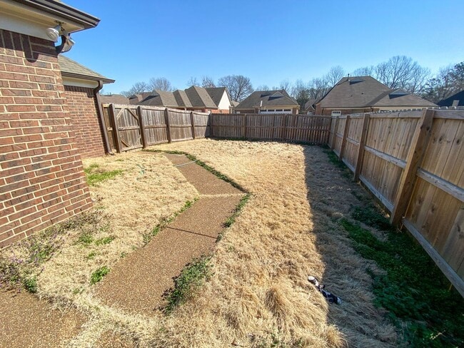 Building Photo - 3 bed, 2 bath with granite counters, ss ap...