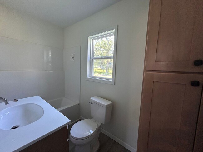 Building Photo - Renovated 3 Bed 1 Bath Home