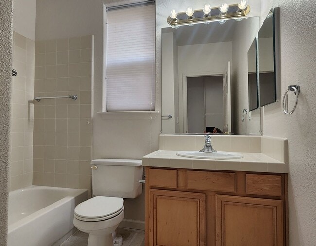 Building Photo - Large home on a golf course