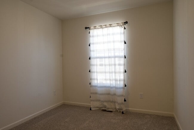 Building Photo - 6561 Sassafras Wy