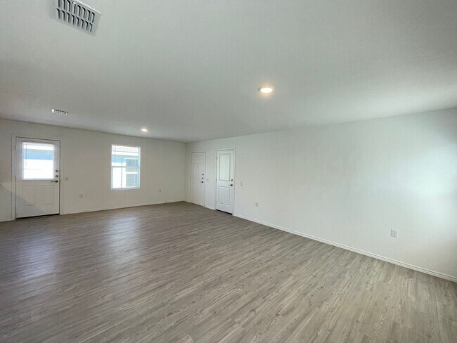Building Photo - Like-New | 3 bed/2 bath | 1-story | No Carpet | Wonderful Amenities |On Golf Course in Mission De...
