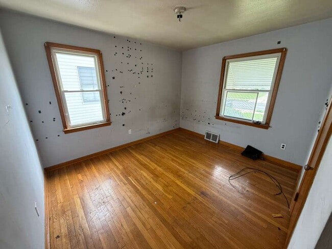 Building Photo - 3-BED, 1 BATH BEAUTIFUL SINGLE- FAMILY HOME IN MAPLE HEIGHTS!
