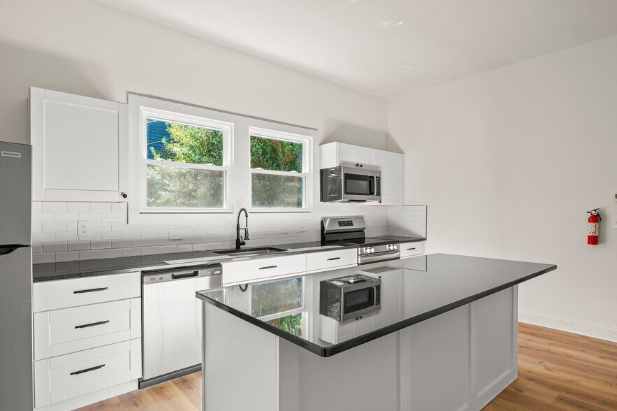 Primary Photo - 209 N Spring St