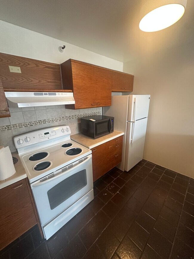 Building Photo - **PET FREINDLY** 2 BD / 1 BA Unit in Honolulu!