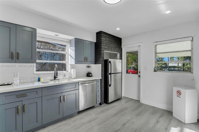 Building Photo - 230 NE 2nd Pl