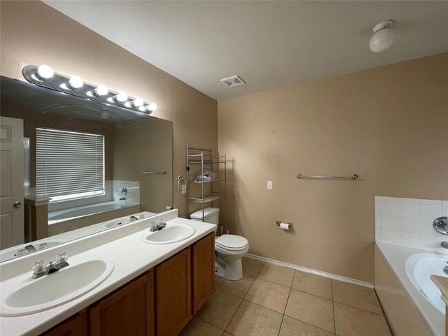 Building Photo - 14805 Lantern Dr