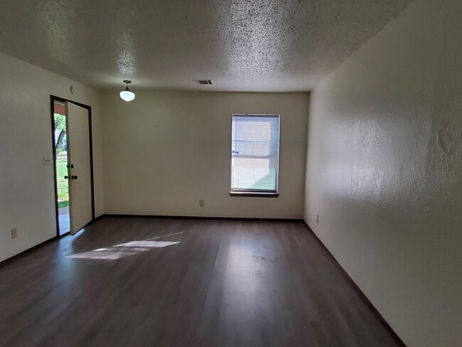 Building Photo - 1306 Nancy Dr