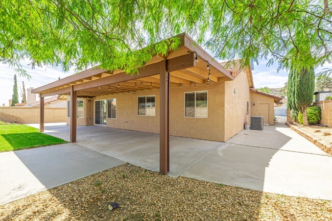 Building Photo - Beautiful 3-Bedroom Home in West Palmdale Community