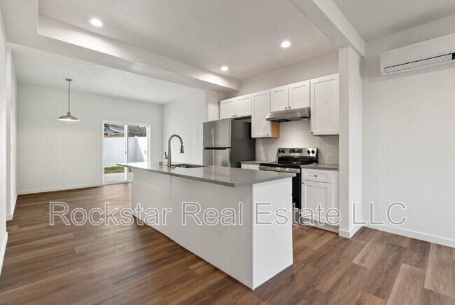 Building Photo - 1817 W Chelan Ave