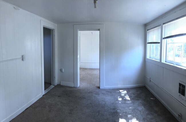 Building Photo - Three bedroom two bath house walking distance to MIIS. DLI and downtown Monterey