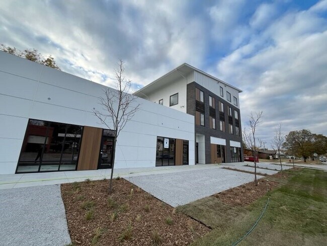 Building Photo - Brand New Apartments - Close to UNL/Downtown