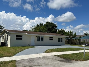 Building Photo - 4051 NE 4th Ave