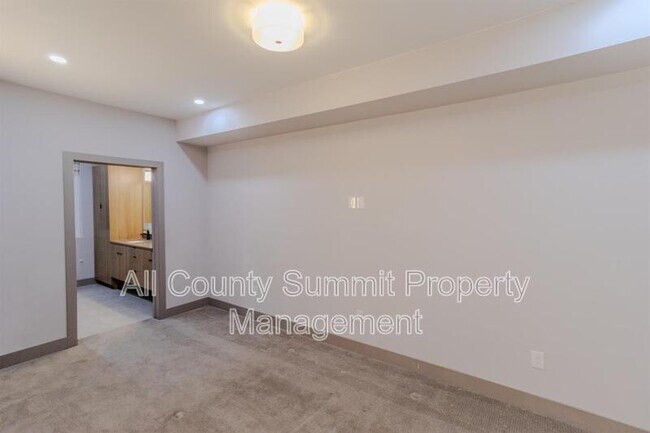 Building Photo - 1567 King St