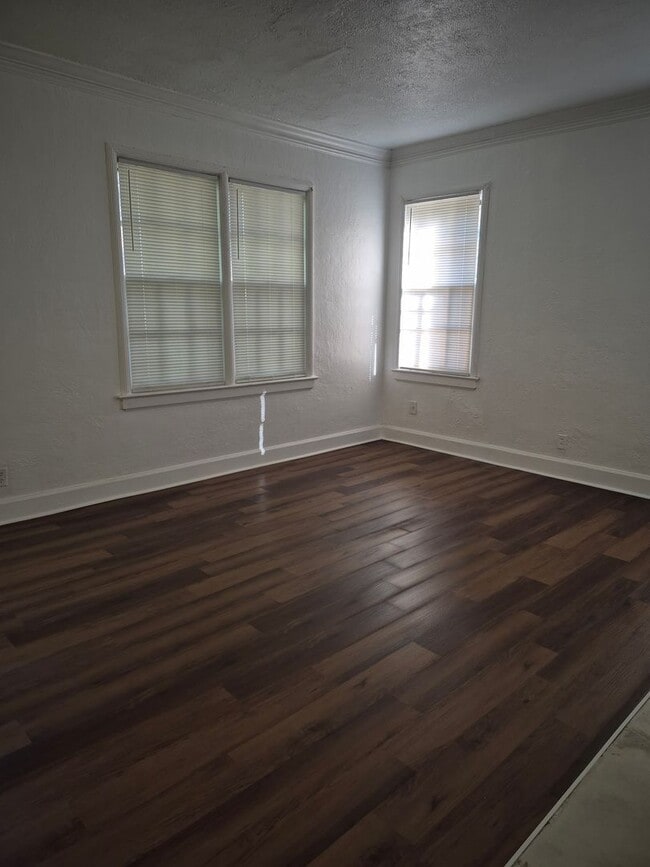 Building Photo - MOVE-IN SPECIAL 1/2 OFF 1ST MONTH'S RENT!!