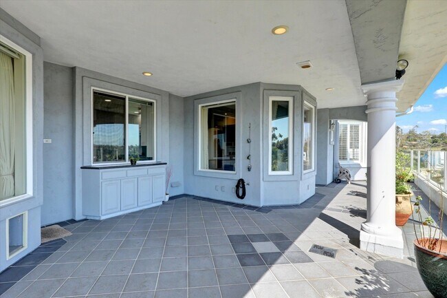 Building Photo - Luxurious home available immediately.