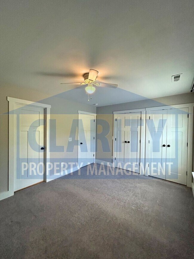 Building Photo - Modern townhome w/ master-on-main!
