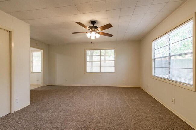 Building Photo - 5515 Roosevelt Ave