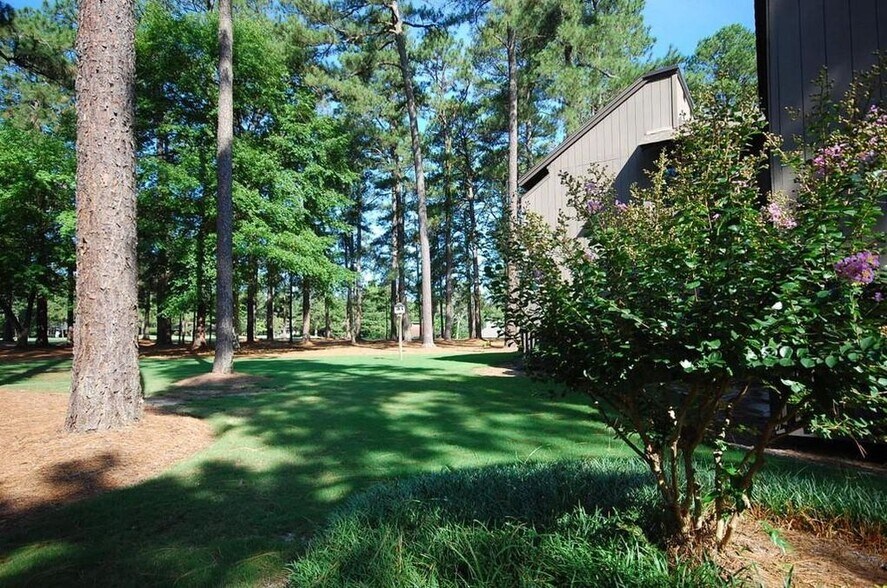 Building Photo - 10 Pine Tree Rd