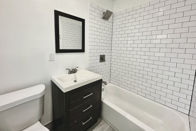 Building Photo - 817 NE 19th Avenue