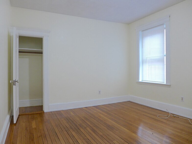 Building Photo - 458 Park Dr
