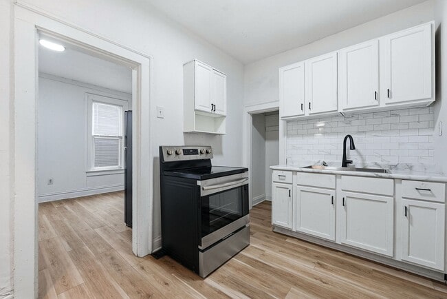 Building Photo - Cozy 3BR with Covered Front Porch