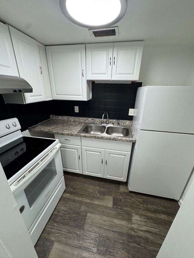 Building Photo - 1745-3 NE 2nd Street-