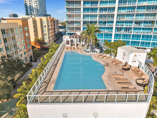 Building Photo - 2020 N Bayshore Dr