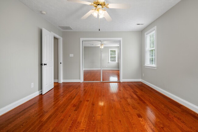 Building Photo - 619 Greyshire Dr