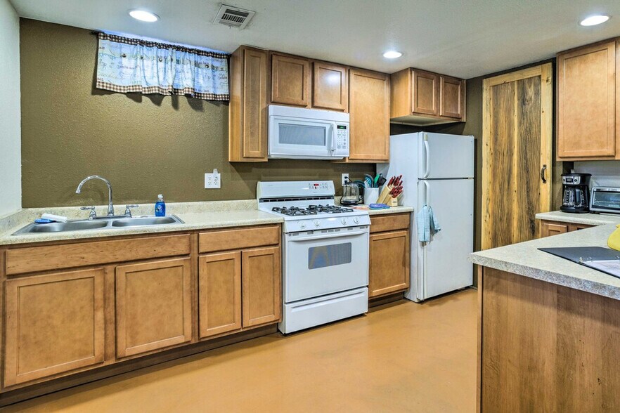 Building Photo - 3560 Dahlia St