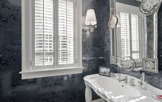 Building Photo - Georgetown East Village Perfection with PA...