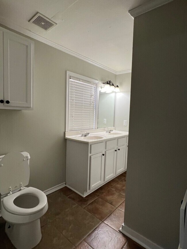 Building Photo - Newly Remodeled Home!