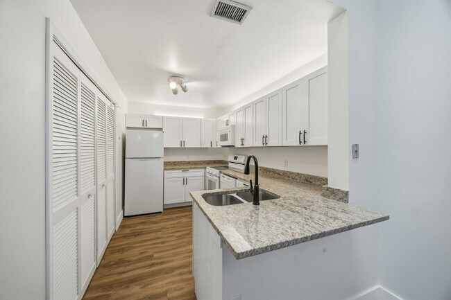 Building Photo - "Stylish Punta Gorda villa : 2-Bed, 2-Bath completely remodeled and is ready for you!!