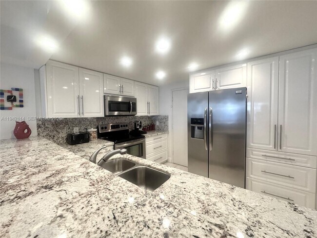 Building Photo - 3800 S Ocean Dr