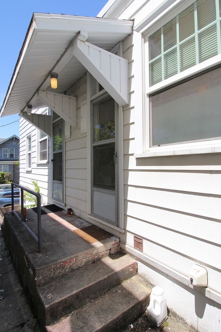 Building Photo - 2200 SE Ivon St