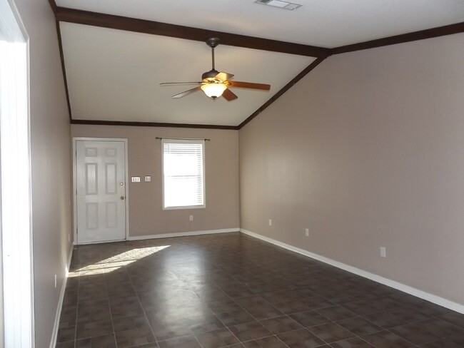 Building Photo - Spacious 2/1.5 Duplex in Bellview with Gar...