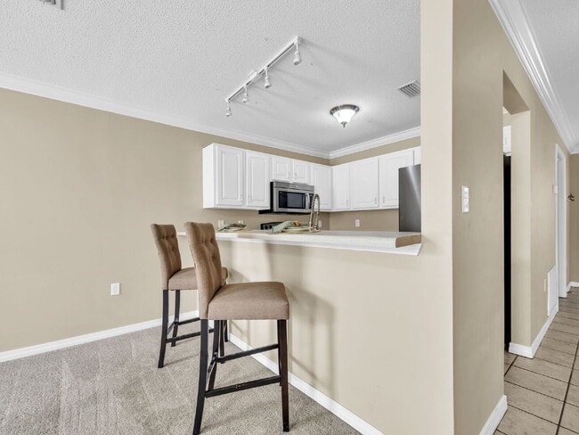 Building Photo - Charming 2-Bedroom Townhouse Retreat on Sc...