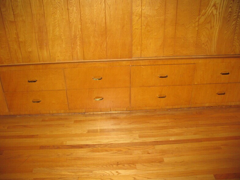 Built in drawers in bedroom - 3121 W Wyoming Ave