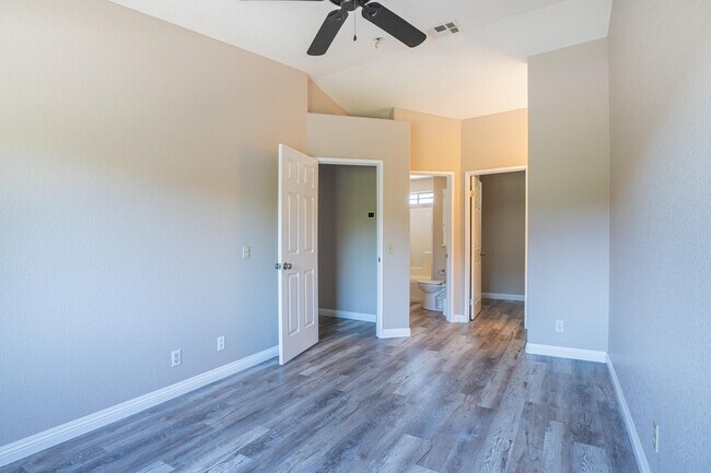 Building Photo - 448 Tava Ln