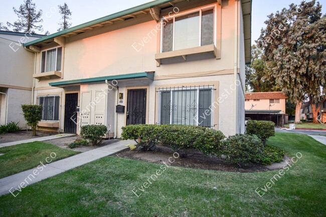 Building Photo - 2 Bed & 1.5 Bath Townhouse in San Jose, CA...